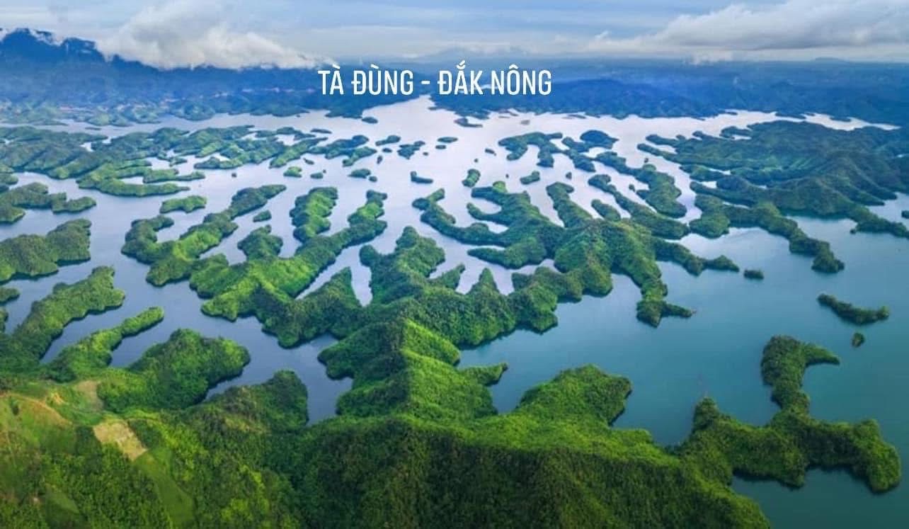 Cảnh hồ và đồi đẹp tại Tà Đùng