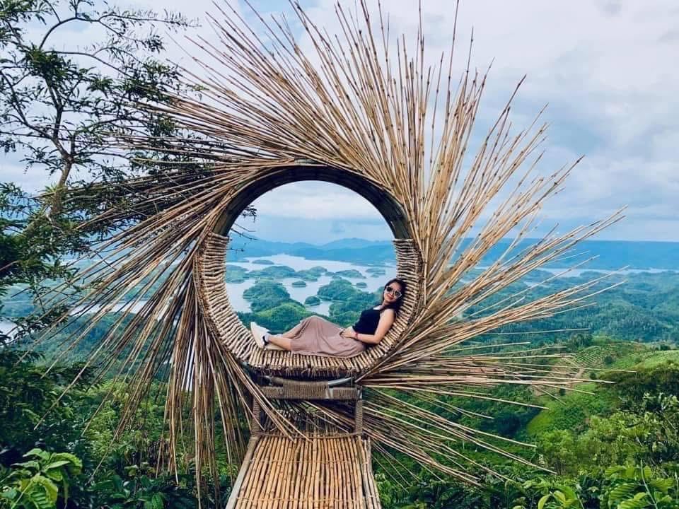 Đồi, hồ và mây ở Tà Đùng
