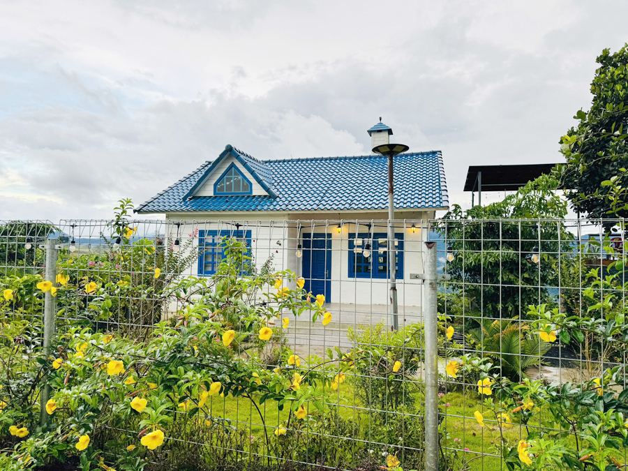 Căn nhà gỗ trắng nhìn ra hồ